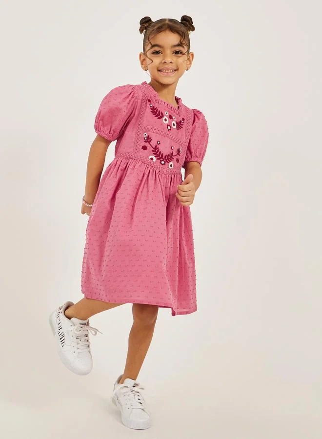 ستايلي فستان بتفاصيل مُطرزة وياقة مربعة مع أكمام منفوخة